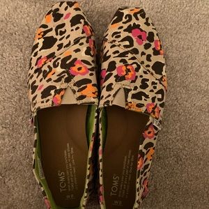 TOMS size 8 Tan, Brown, Pink & Orange animal print